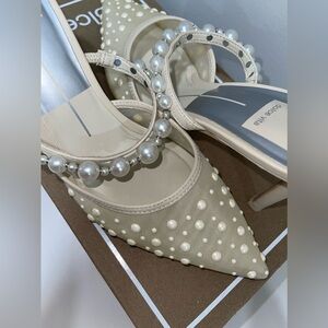 Dolce vita pearl pointed pump. worn one time, in perfect condition conditions.